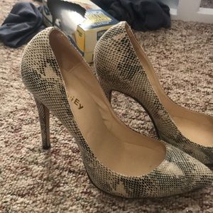 ZriEy snakeskin heels